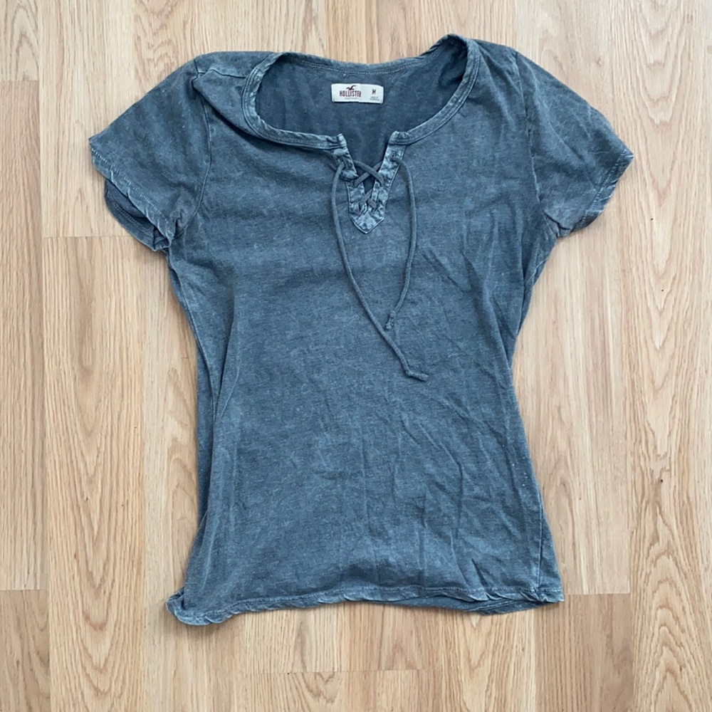 grey hollister tee